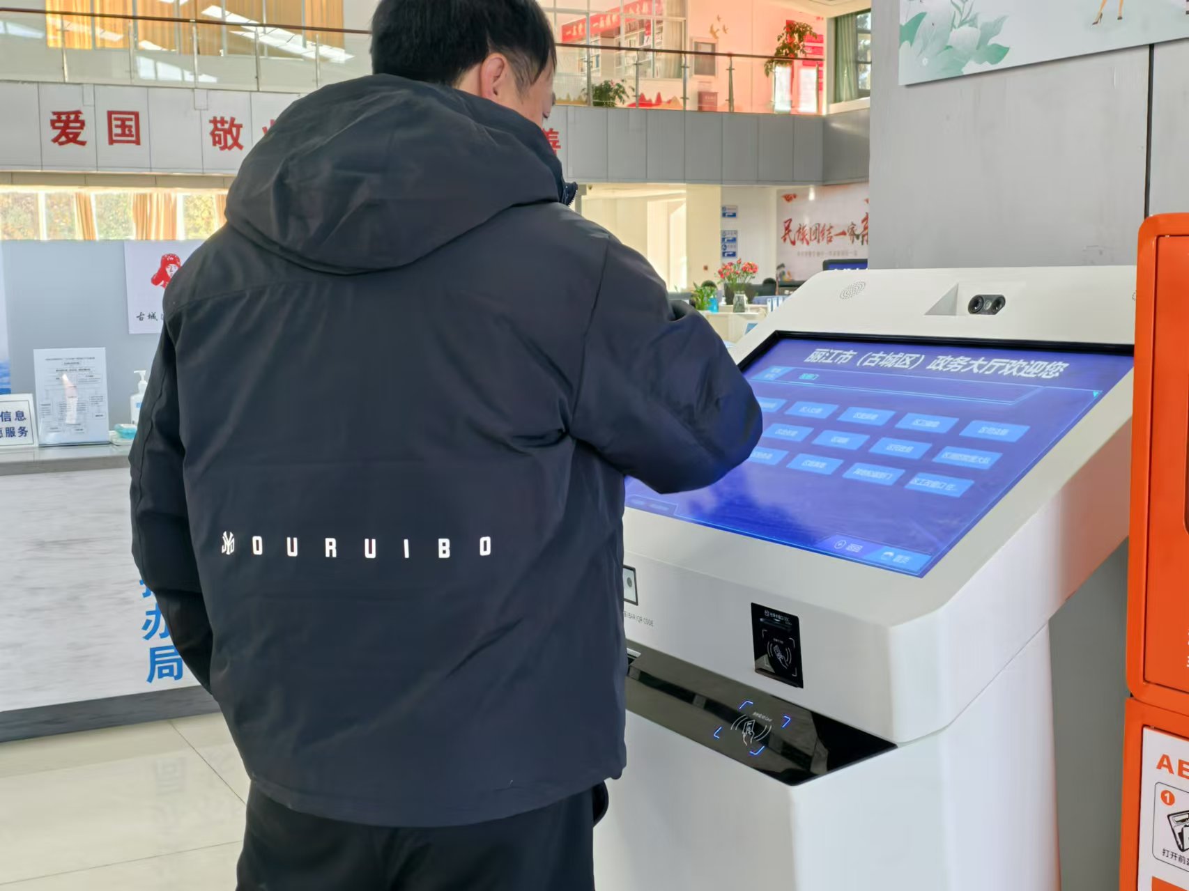 丽江政务服务中心：智慧排队叫号 开启高效服务“快捷键” (2).jpg