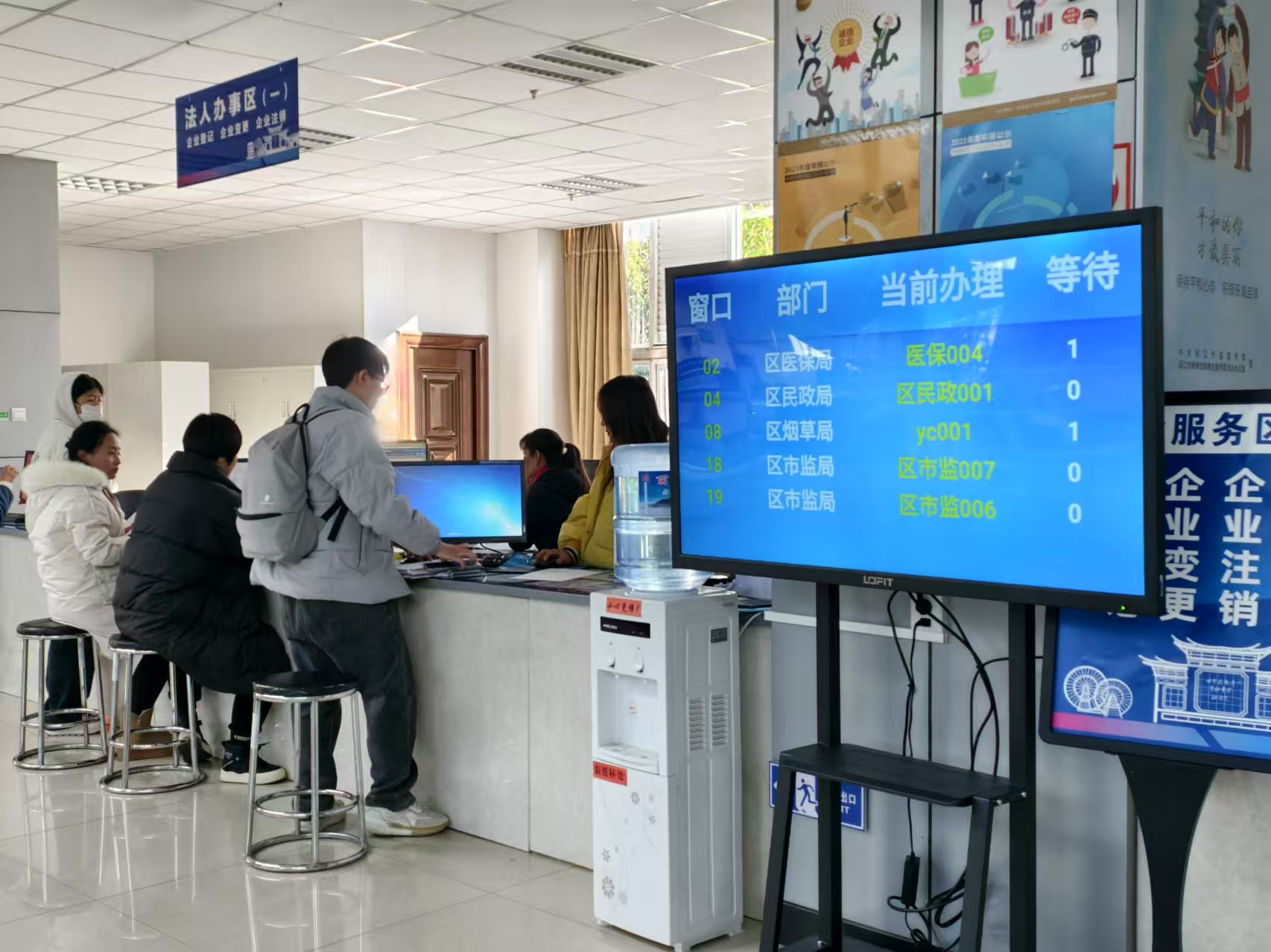 丽江政务服务中心：智慧排队叫号 开启高效服务“快捷键” (3).jpg