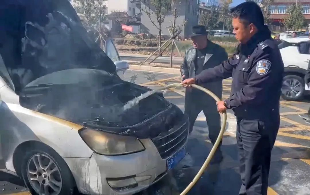 车辆自燃 火速救援！古城交警变身“灭火卫士”.jpg