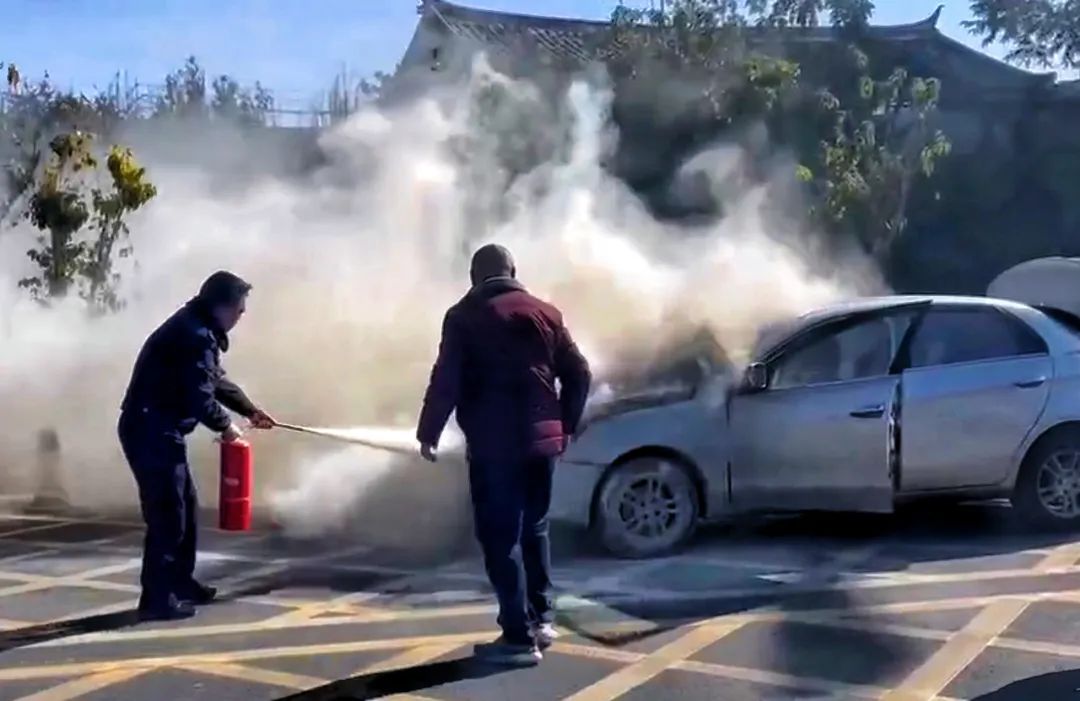 车辆自燃 火速救援！古城交警变身“灭火卫士” (2).jpg
