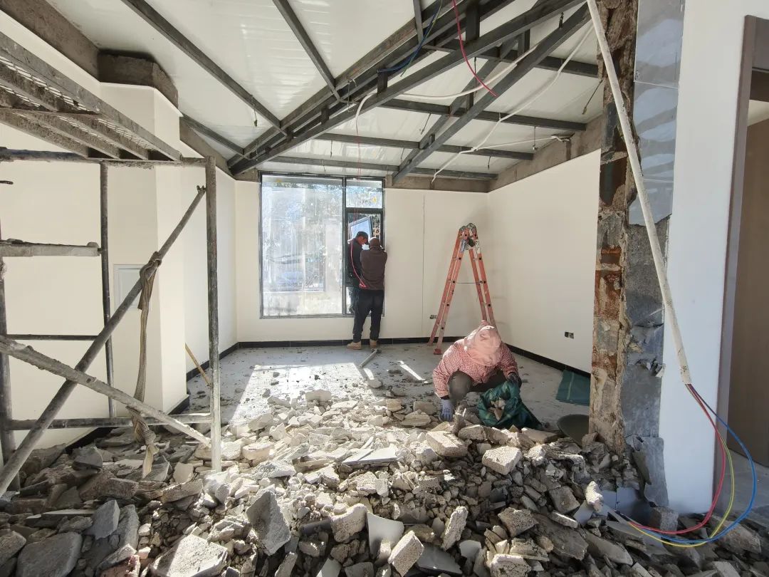 寨鑫社区金甲路附近的一处自建房超高违建，拆！ (2).jpg