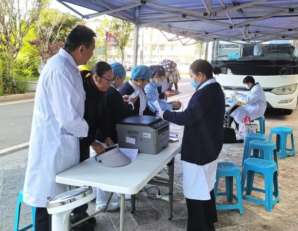 “为爱助力·热血暖冬” 丽江医务人员共筑生命之桥2.jpg