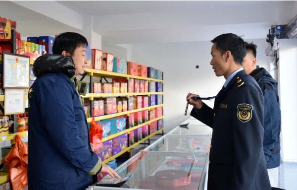 节前出击！丽江严格把关烟花爆竹市场1.png