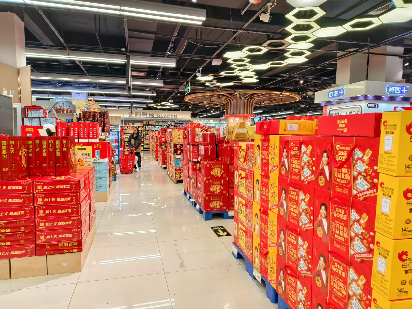 年味渐浓 丽江各大商超春节氛围感拉满 (2).jpg