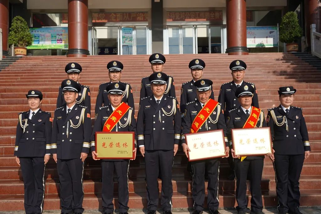 华坪县公安局举行民警荣退暨从警荣誉纪念章颁发仪式4.jpg