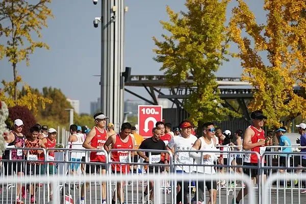 马拉松“越跑越贵”，赛事热背后的冷思考1.jpg