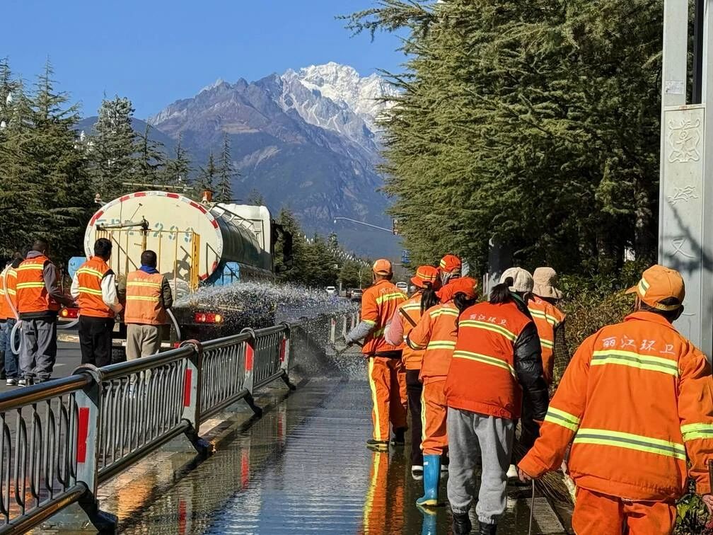 600余人冲洗街道！丽江城“净”候新春1.jpg