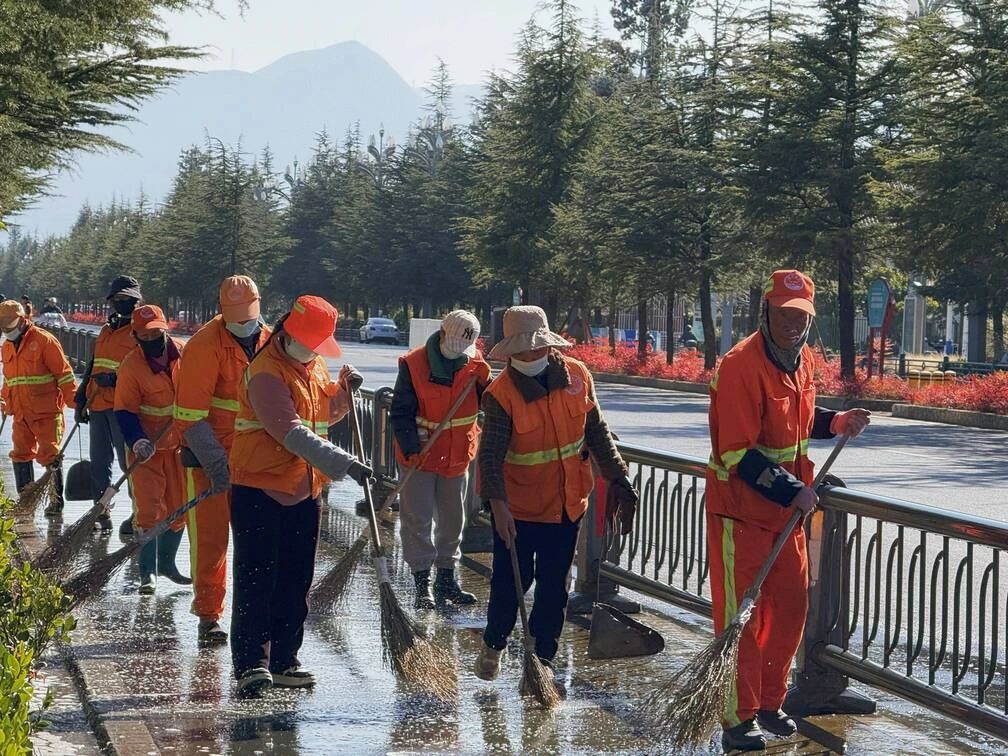 600余人冲洗街道！丽江城“净”候新春3.jpg