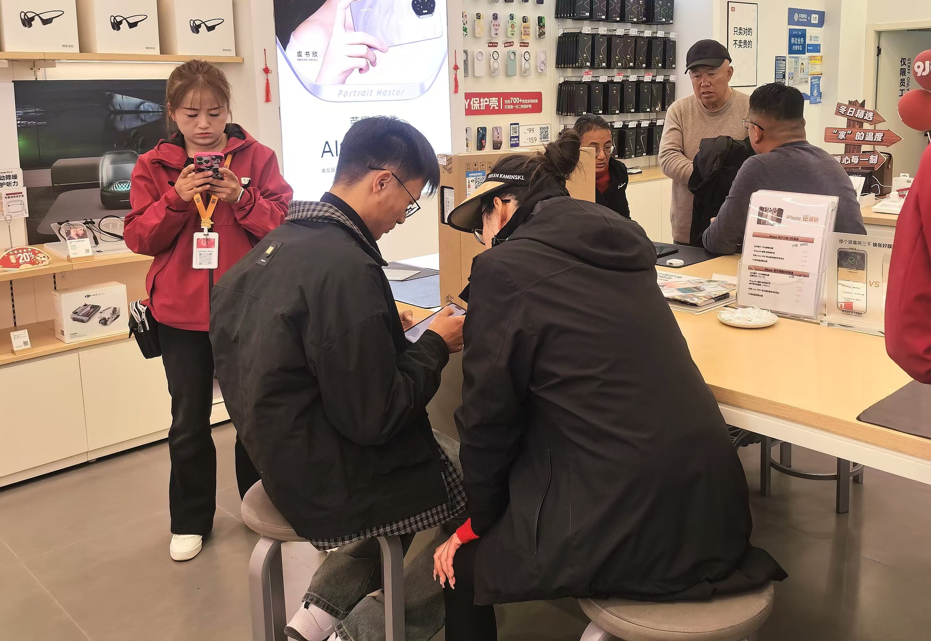 买手机领国补  丽江不少手机专卖店上百人预约  客流量增加近50%4.jpg