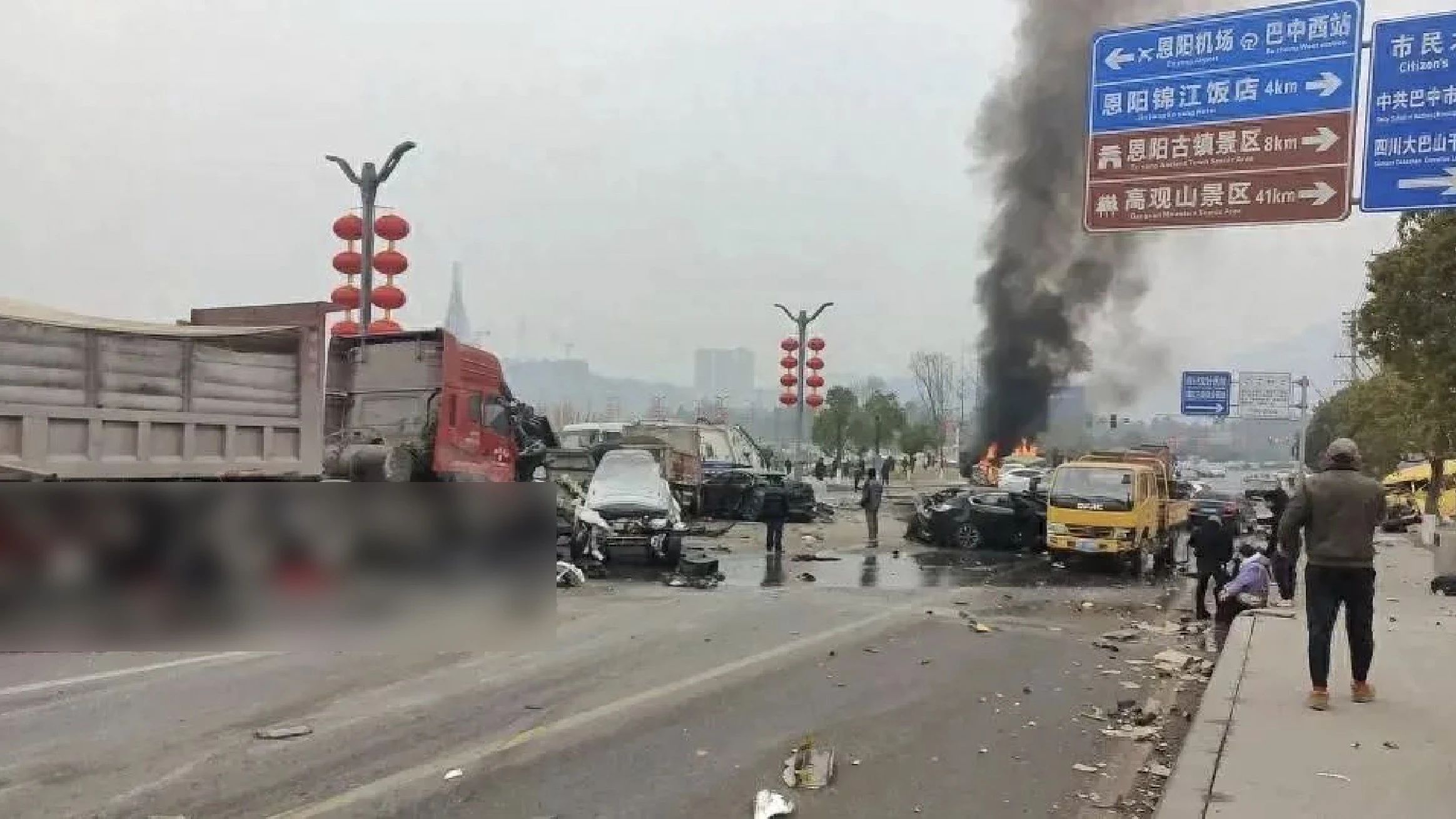 突发！四川巴中多车相撞，已致5死2.jpg