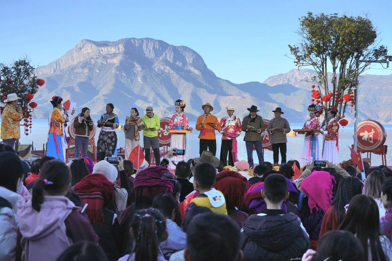 泸沽湖畔欢歌乐舞！这场“村晚”年味满满1.jpg