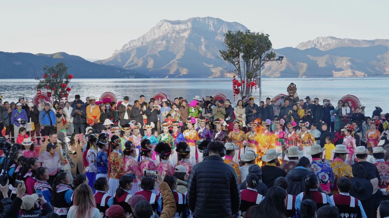 泸沽湖畔欢歌乐舞！这场“村晚”年味满满4.jpg