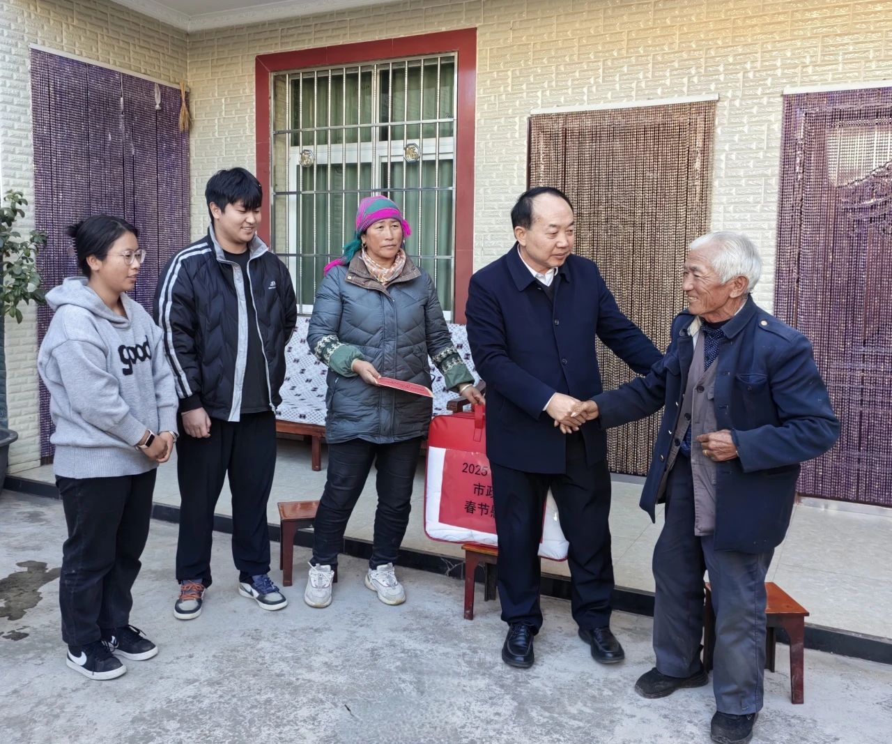市四套班子领导开展春节走访慰问活动.jpg