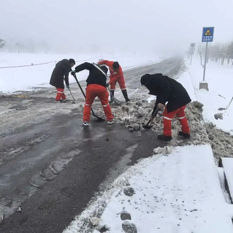 玉龙雪山春节雪景如画 景区工作人员坚守岗位保障游客暖心之旅 (3).jpg