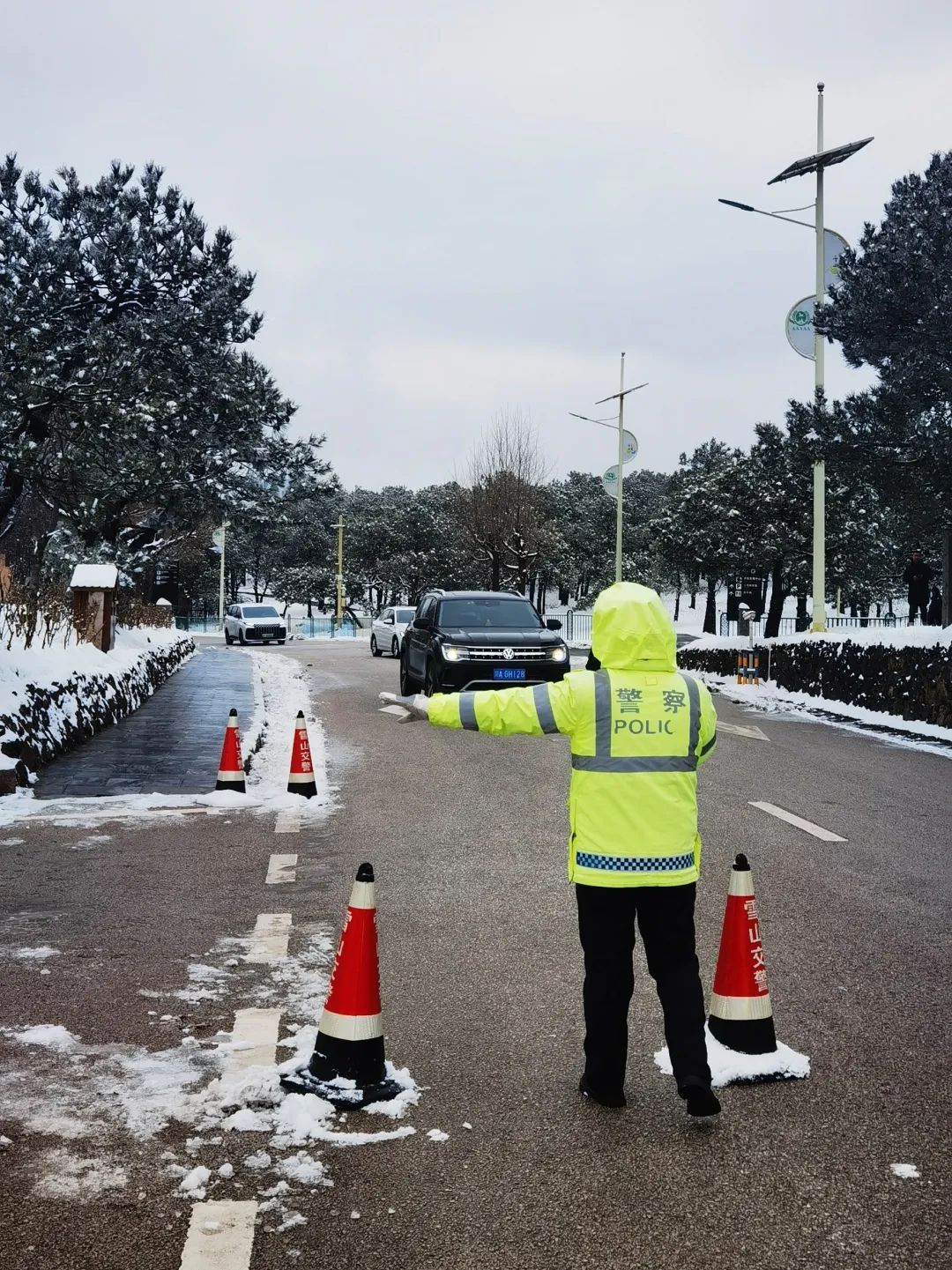 玉龙雪山春节雪景如画 景区工作人员坚守岗位保障游客暖心之旅 (4).jpg