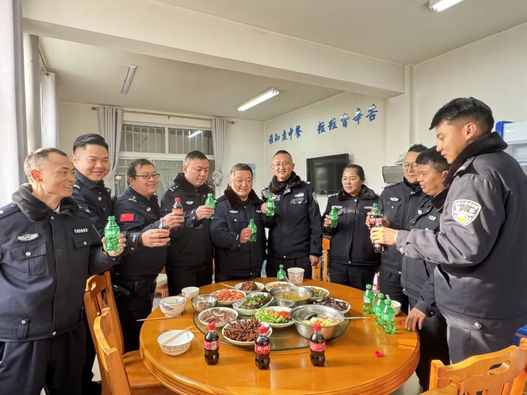 围观丽江古城公安年夜饭“硬”菜 (2).jpg