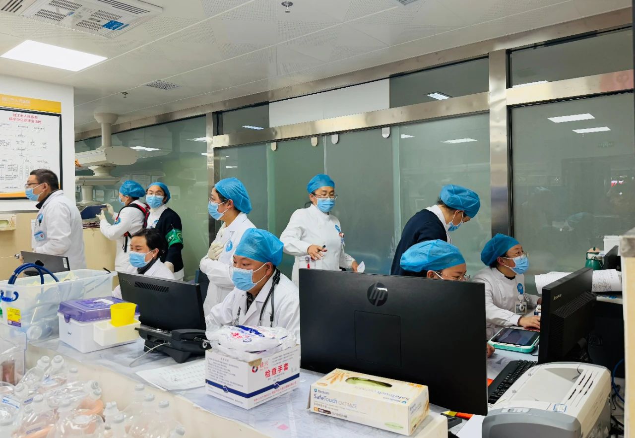 除夕夜，他们在 “医”线坚守！5.jpg