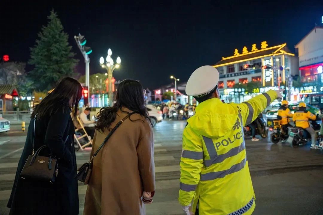 丽江警方为平安新春保驾护航3.jpg