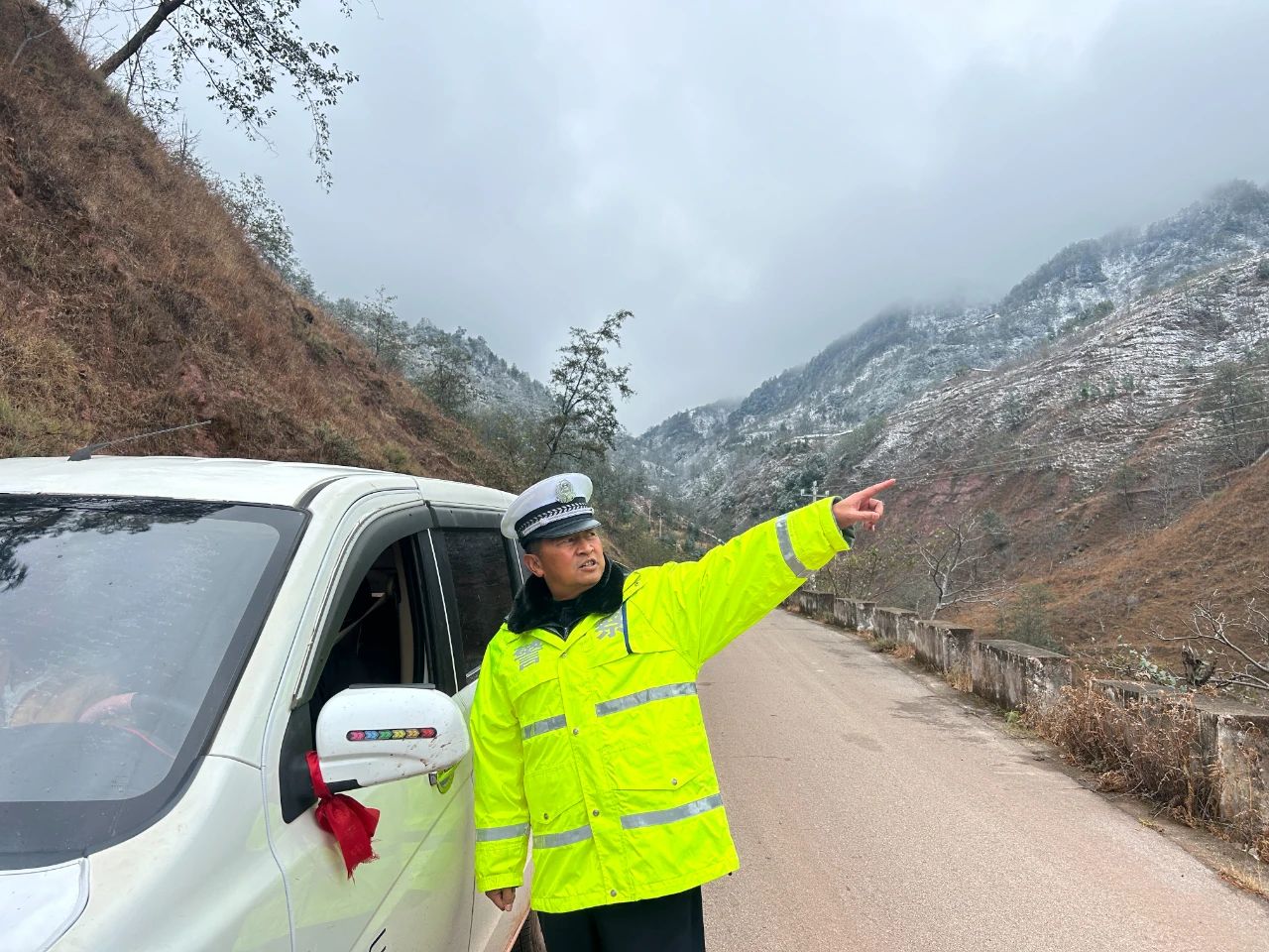 丽江交警平安护航“不打烊”3.jpg
