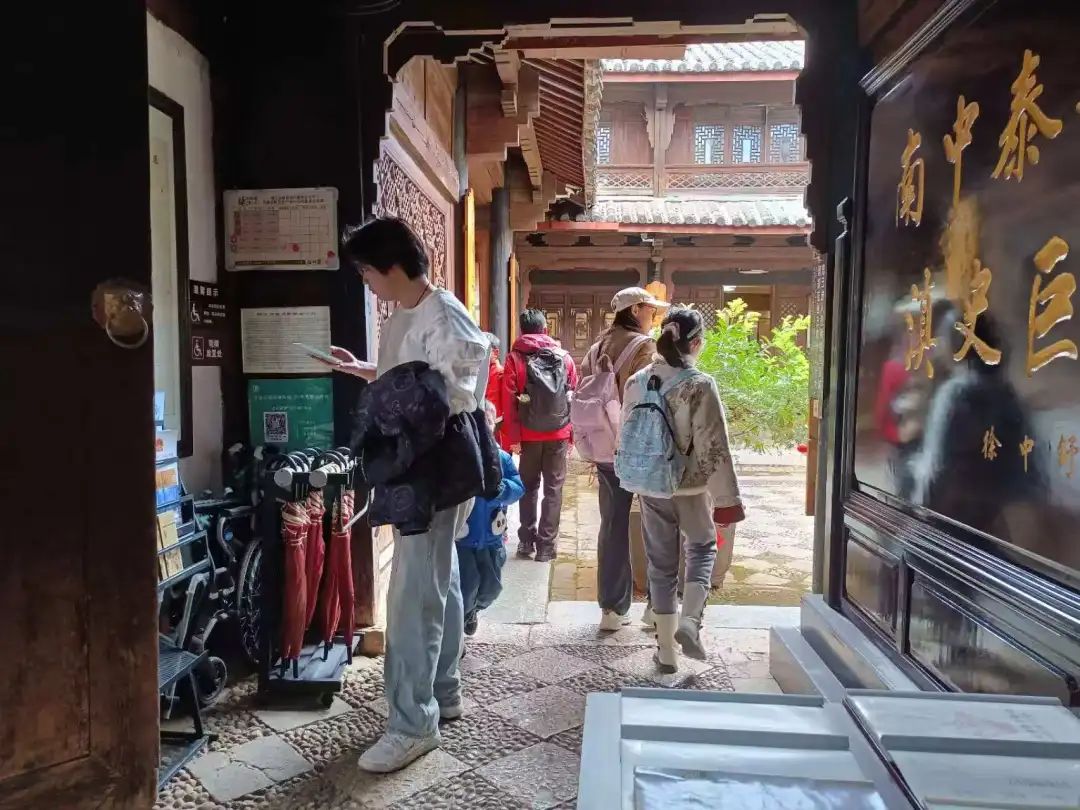 春节假日，游客在丽江古城尽享文化院落游3.jpg