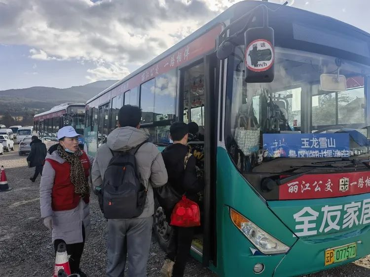 比雪山更暖！玉龙景区'宠客'服务温暖每位游客心3.jpg