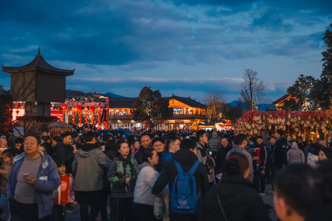 新春狂欢！近100万旅客在丽江古城过大年1.jpg