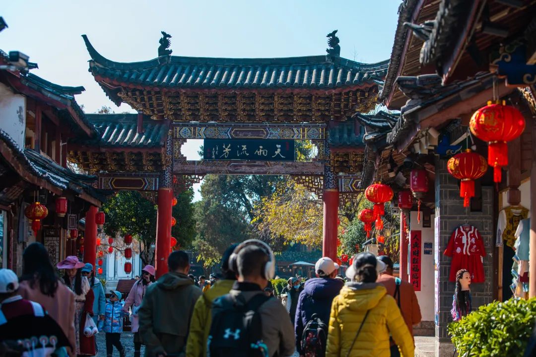 新春狂欢！近100万旅客在丽江古城过大年2.jpg