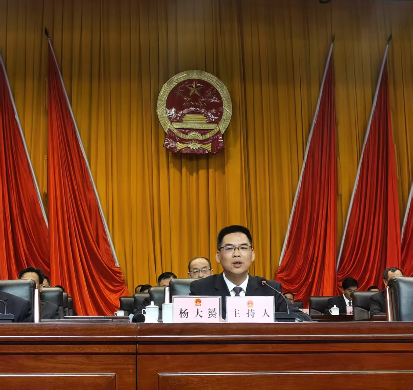 市五届人大五次会议胜利闭幕 杨大赟当选市人大常委会主任4.jpg