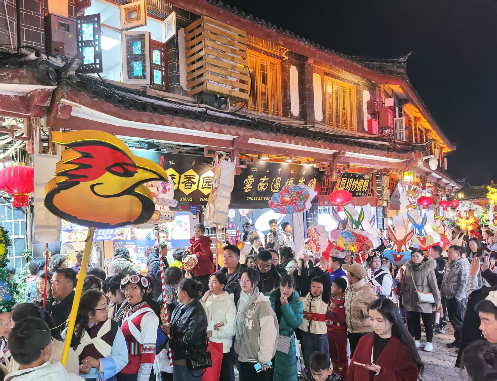丽江古城元宵夜，花灯夜游点亮古朴浪漫1.jpg
