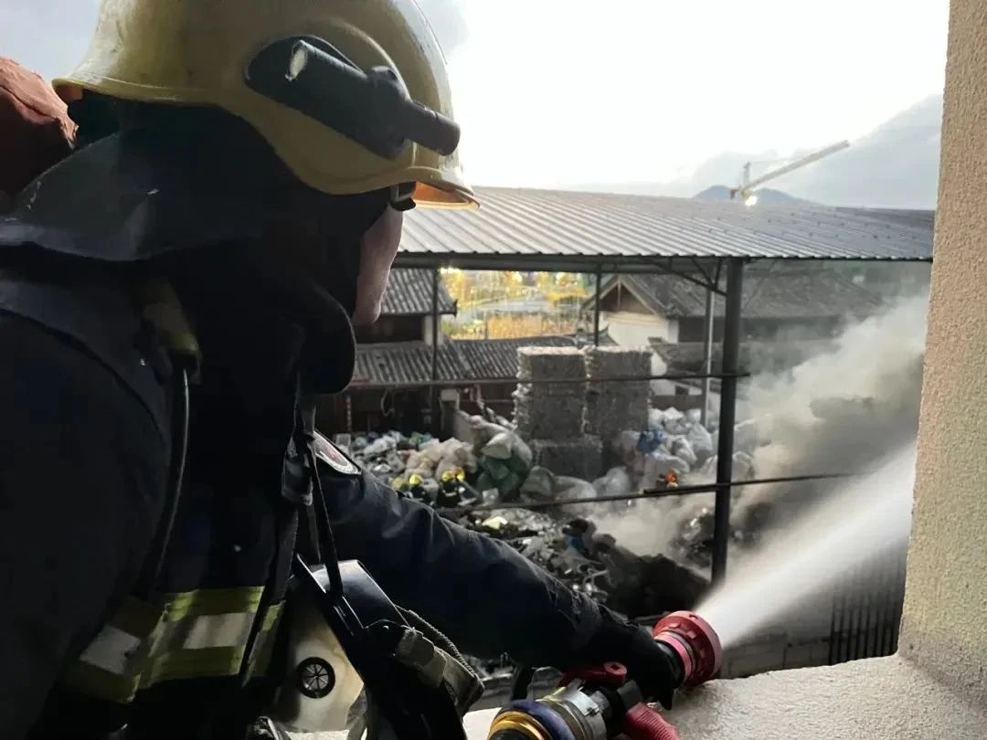丽江一废品站突发火灾2.jpg