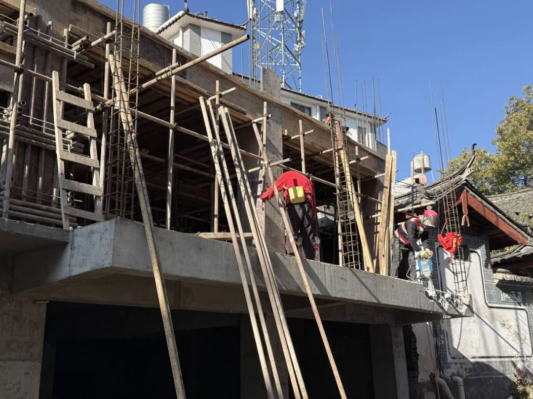 “少批多建”  两户居民拆除自建房违建部分 (1).jpg