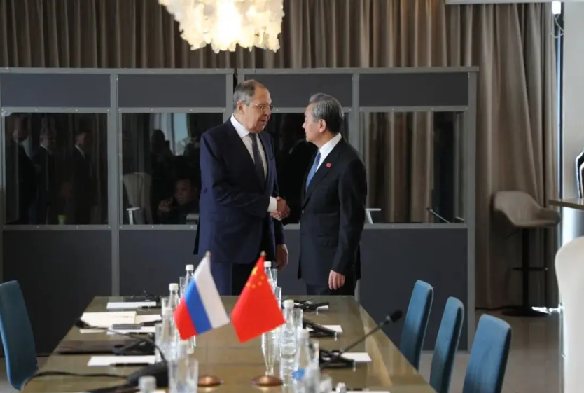 王毅会见俄罗斯外长拉夫罗夫.png