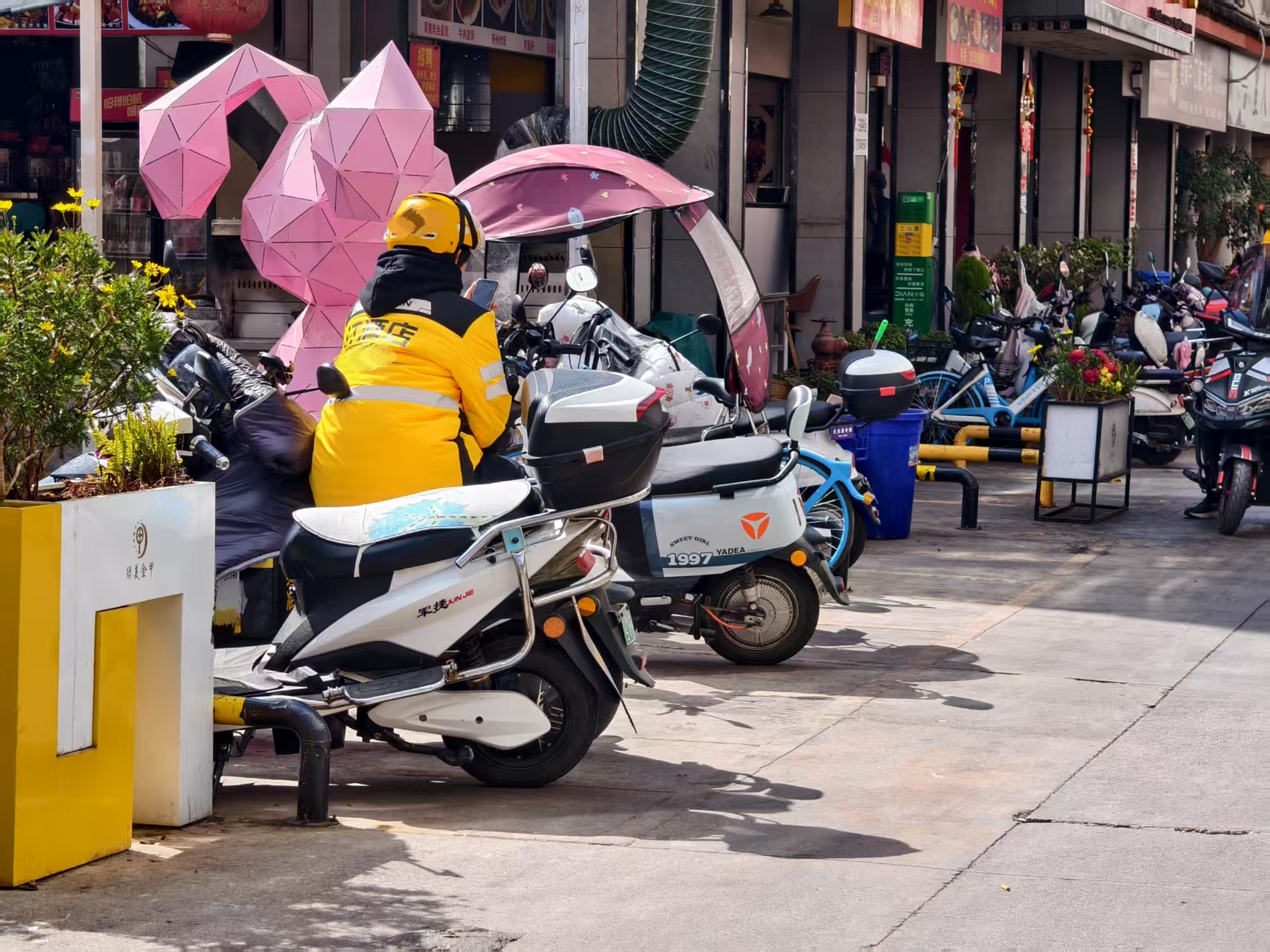 平台给骑手交社保，是“及时雨”还是“烫手山芋”？ (2).jpg