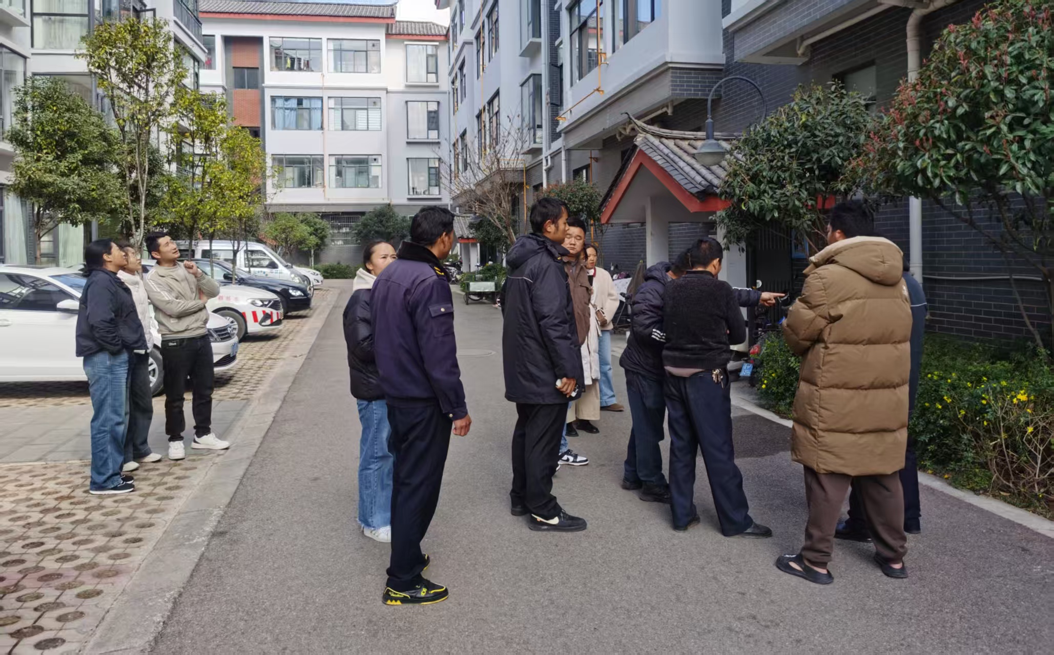 居民投诉多次无果！烧烤店油烟排进小区，住户难忍 终于解决！4.jpg