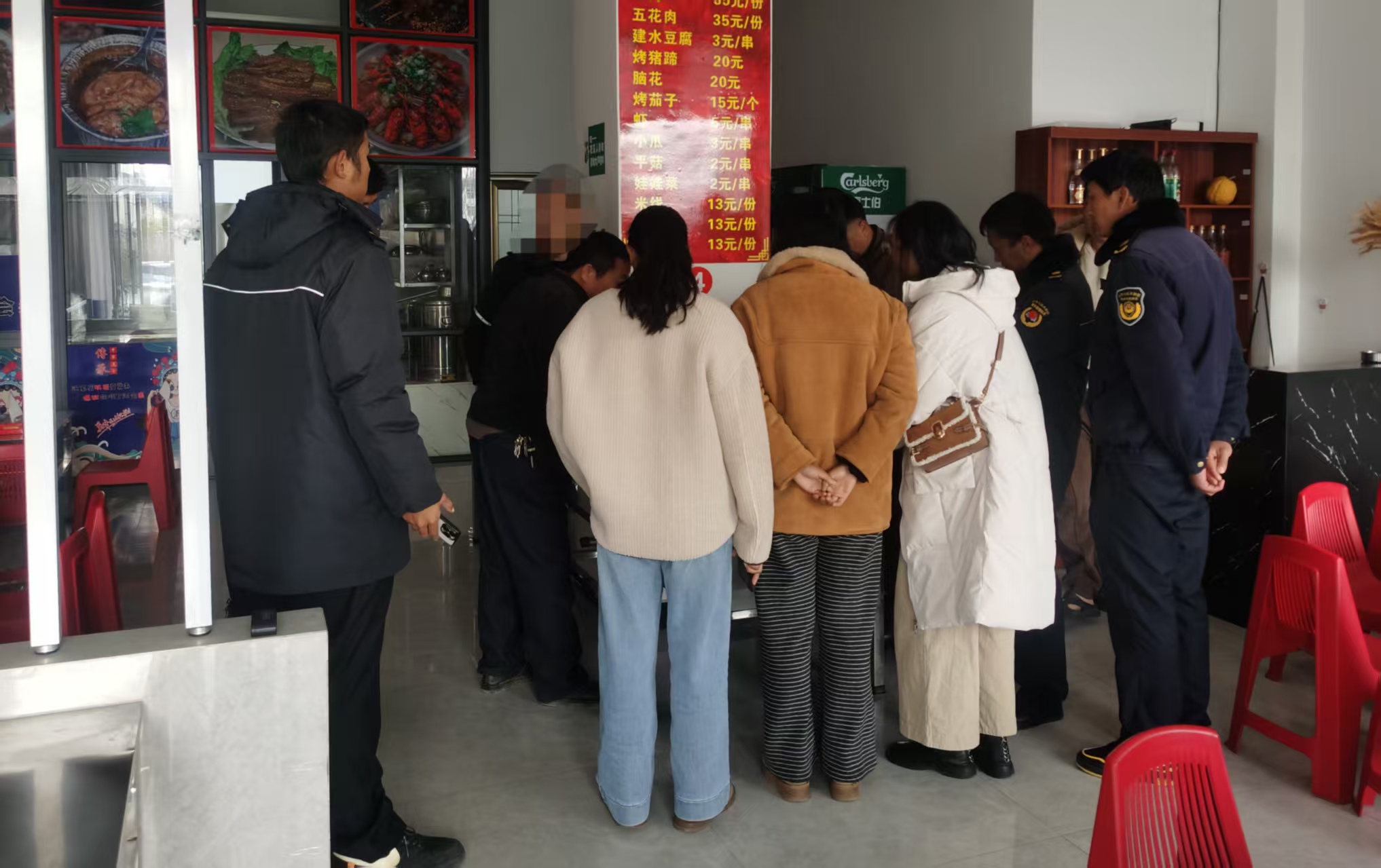 居民投诉多次无果！烧烤店油烟排进小区，住户难忍 终于解决！5.jpg