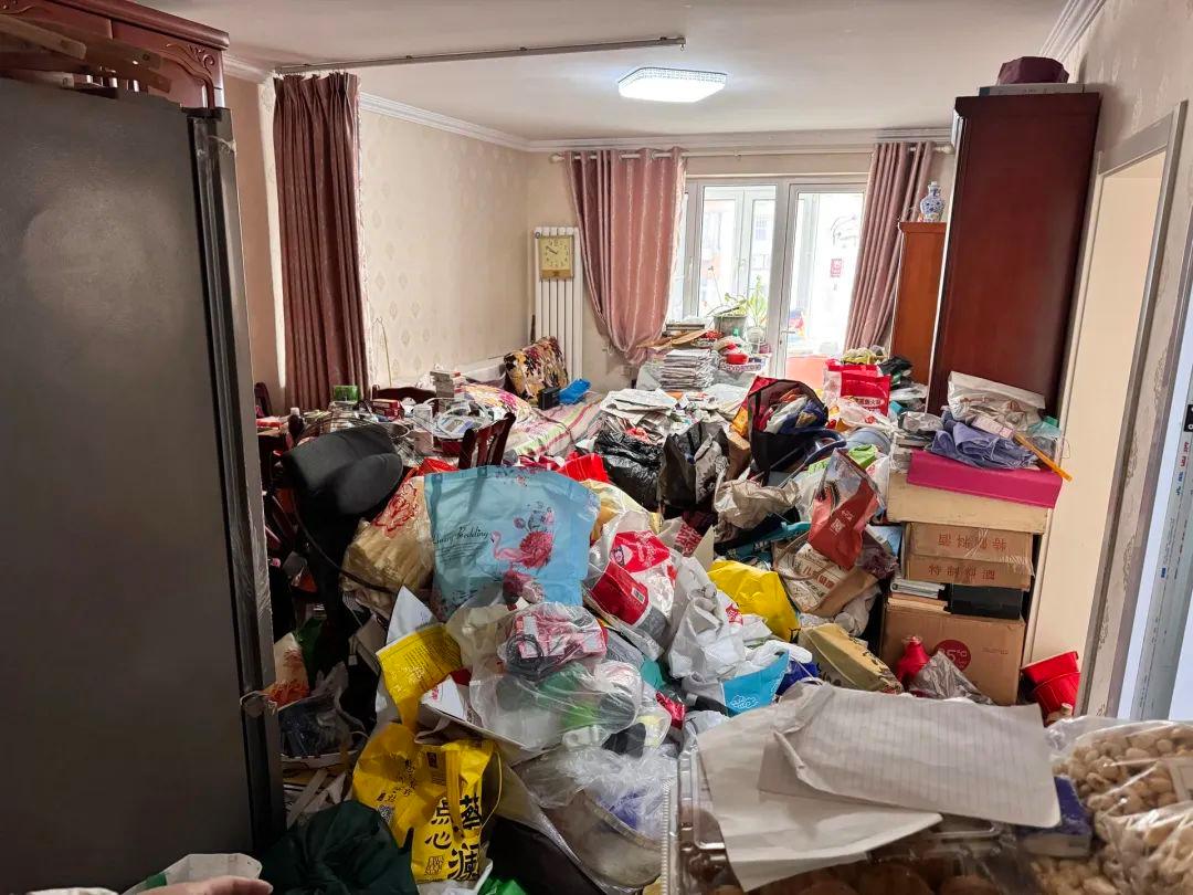 退休金超9000，91岁老人家中却“垃圾成山”！原因心酸3.jpeg