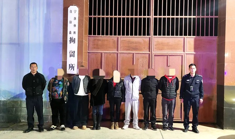 17万赌资！14人落网！宁蒗县跨所联动捣毁乡村地下赌场 (1).jpg