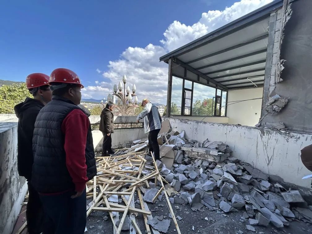 楼顶私建卫生间、房间？拆！古城多部门联合依法拆除雪山路100㎡违建 (2).jpg