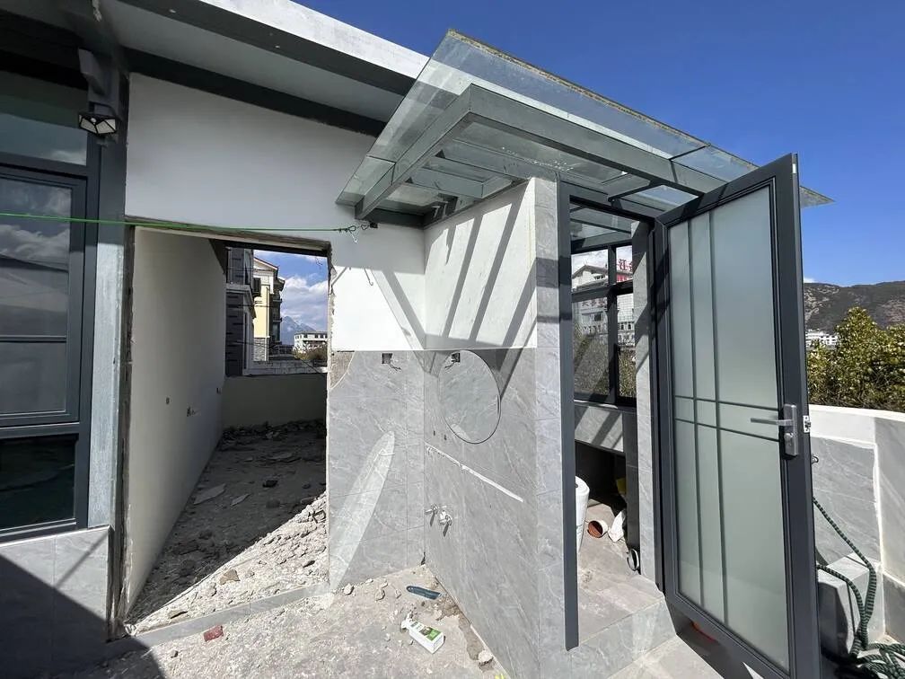 楼顶私建卫生间、房间？拆！古城多部门联合依法拆除雪山路100㎡违建 (3).jpg