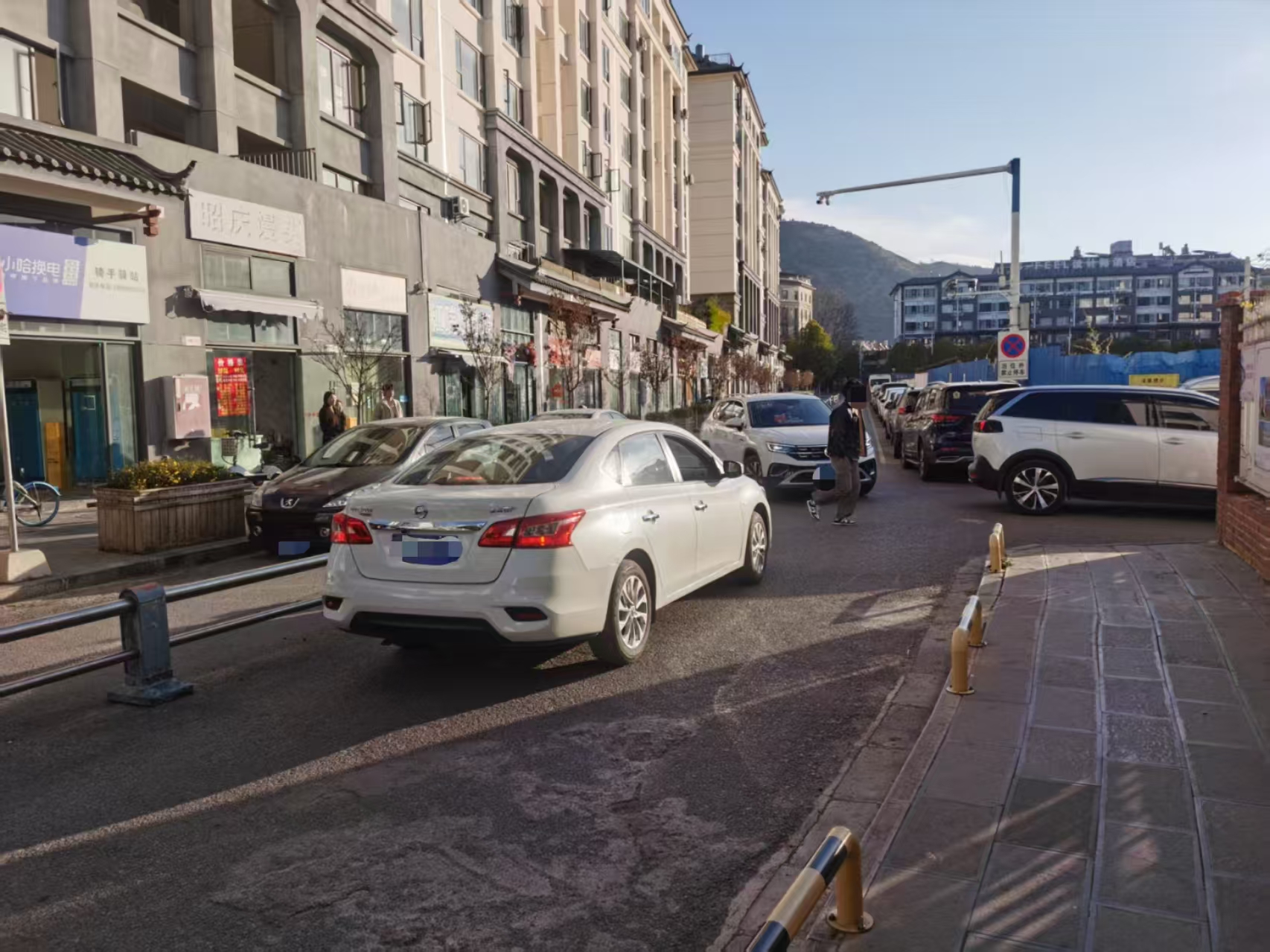 丽江一幼儿园门前“堵局”：违规停车成常态  村道困住多方治理1.jpg