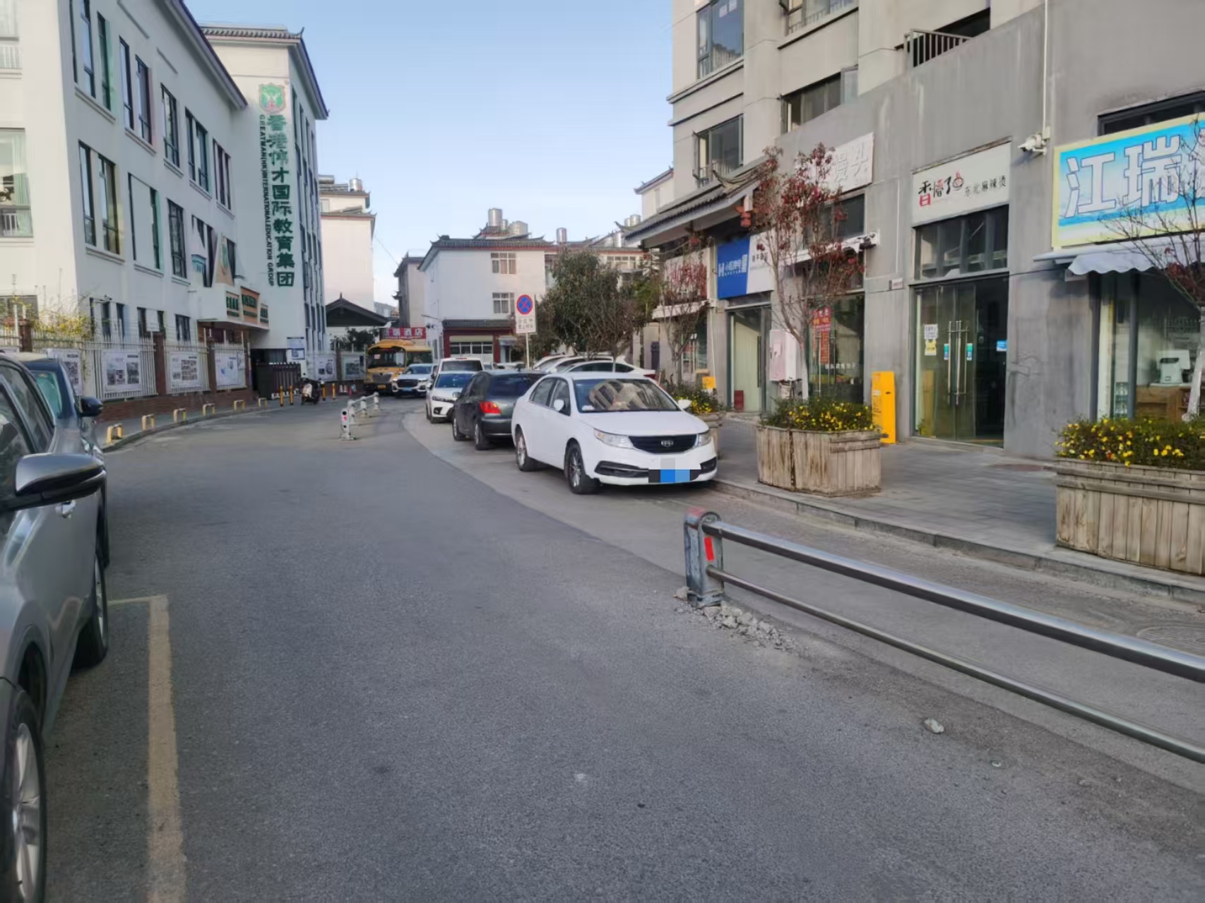 丽江一幼儿园门前“堵局”：违规停车成常态  村道困住多方治理2.jpg