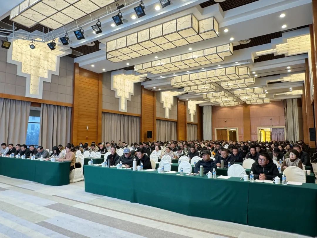 玉龙雪山景区召开景区服务质量提升专题培训会  赋能景区发展新高度 (1).jpg