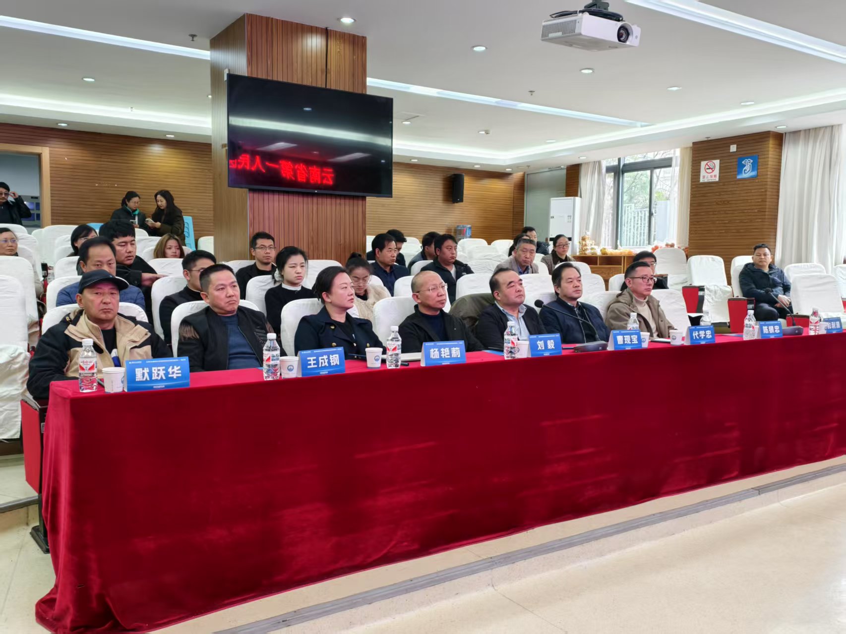 丽江市人民医院迎来省级专家团队 推动耳鼻咽喉头颈外科跨越发展 (2).jpg