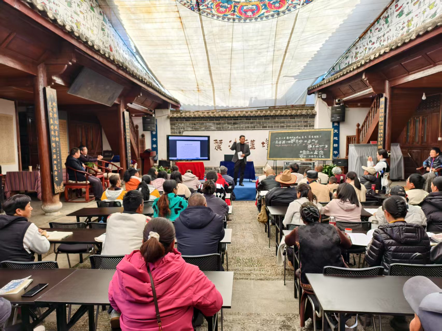 丽江古城雪山书院东巴文化培训班开课 (4).jpg