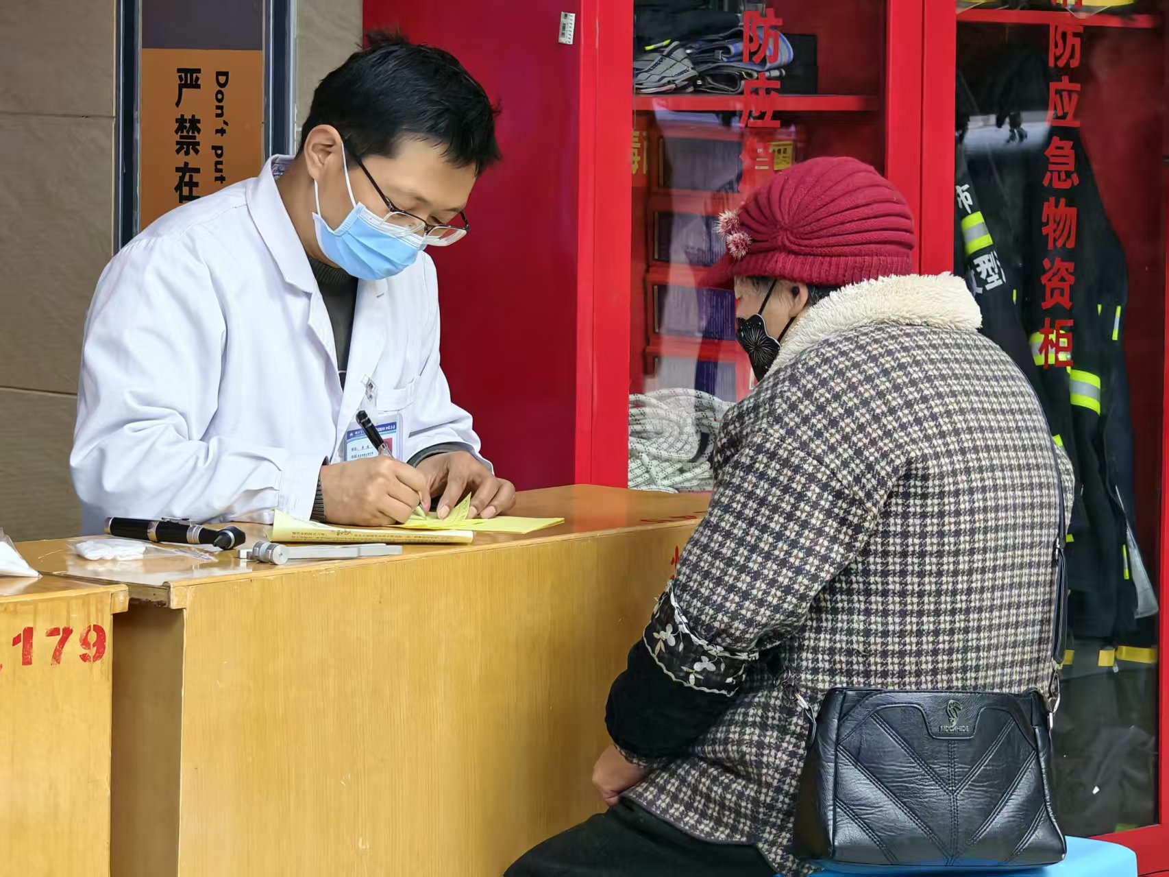 丽江市人民医院举办“爱耳日”义诊活动 (3).jpg