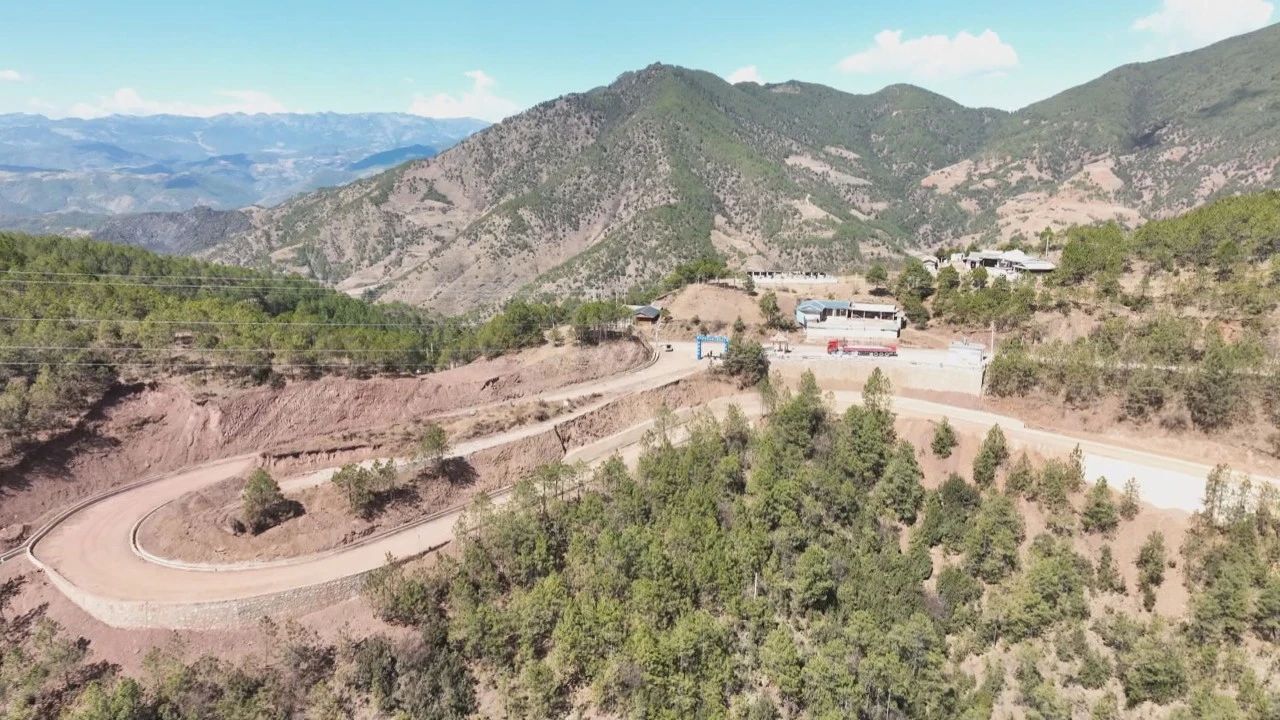 预计国庆节前通车！丽江一通乡三级公路提升改造工程进入冲刺阶段3.jpg