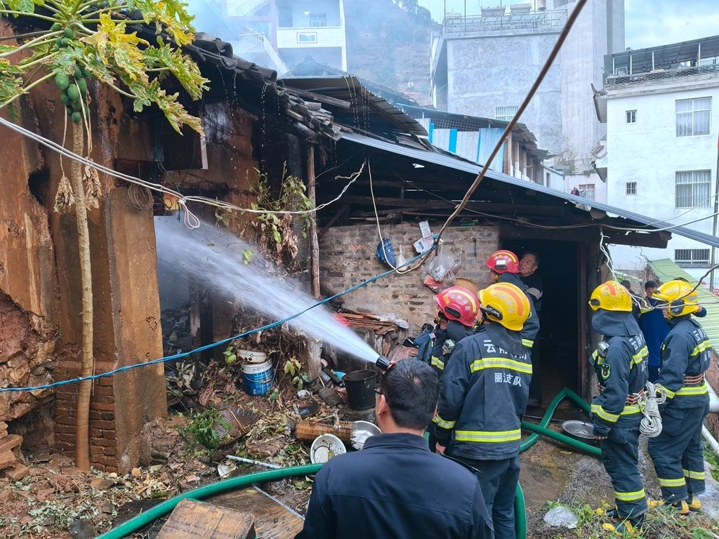 惊险24小时！丽江警方一天两次救火，警民携手保平安2.jpg