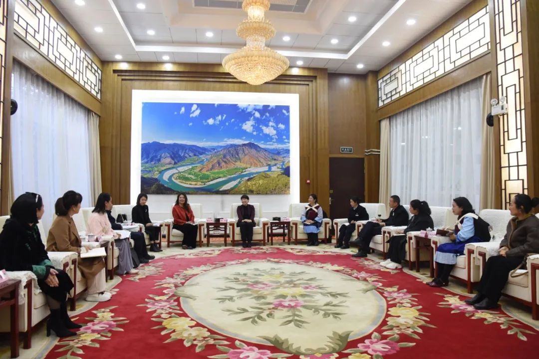 浦虹勉励全市妇女同胞：争做新时代的发光者 为丽江高质量发展贡献巾帼力量 (3).jpg