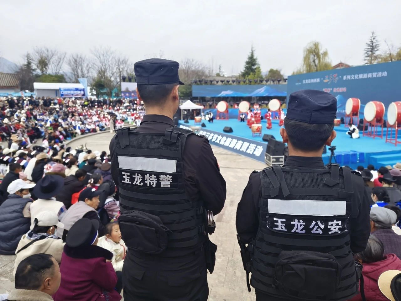 丽江警方全力护航为“三多节”增添平安“警”色2.jpg