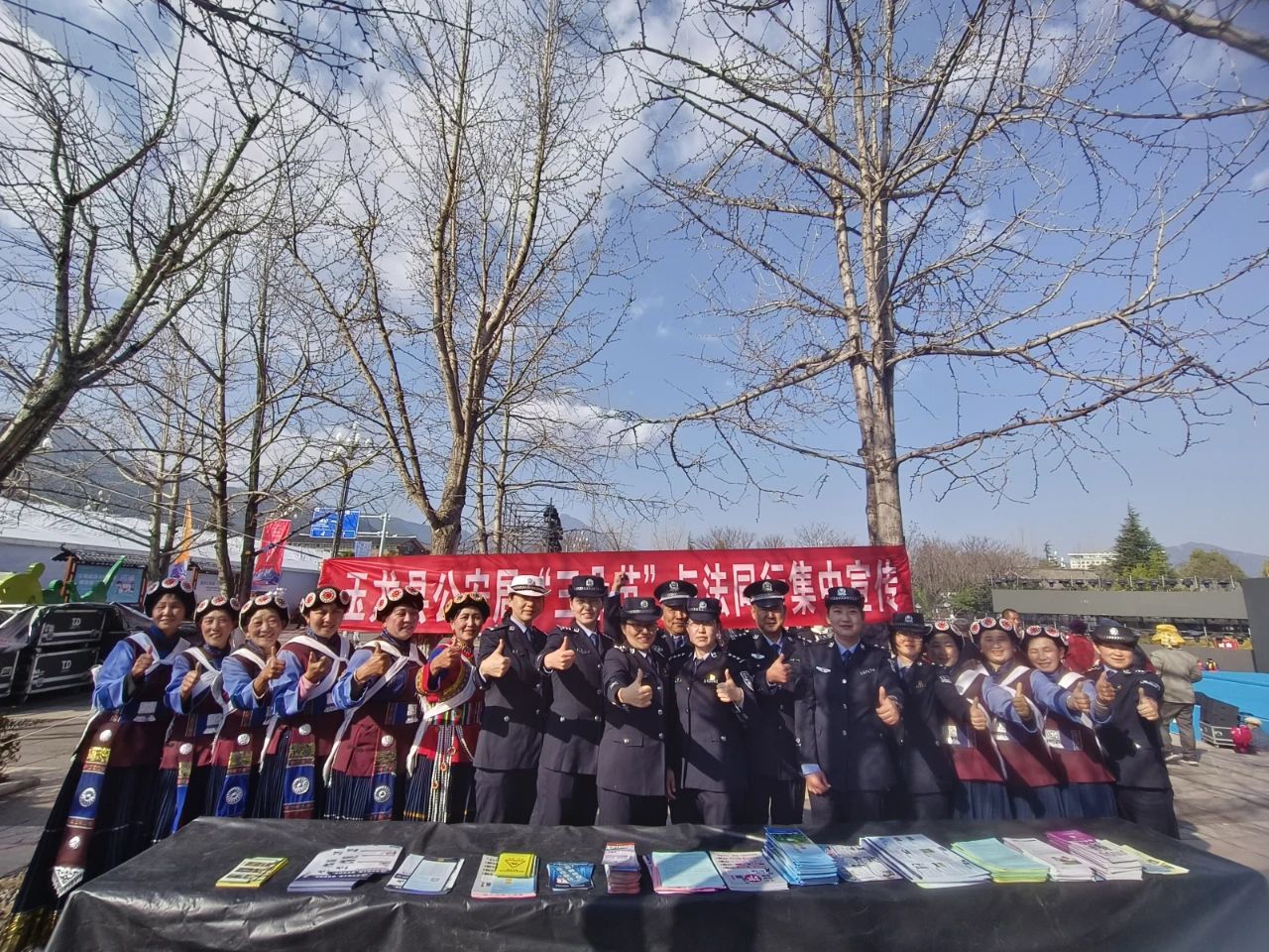 丽江警方全力护航为“三多节”增添平安“警”色1.jpg